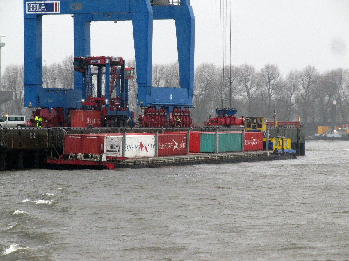 Ein Container-Schubleichter der Deutschen Binnenreederei (04801360) wurde am 13.01.2015 am Container-Terminal Burchardkai im Hafen HH Be/-Entladen. SB Schubexpress 25 (05603880) ist die schiebende Einheit.
