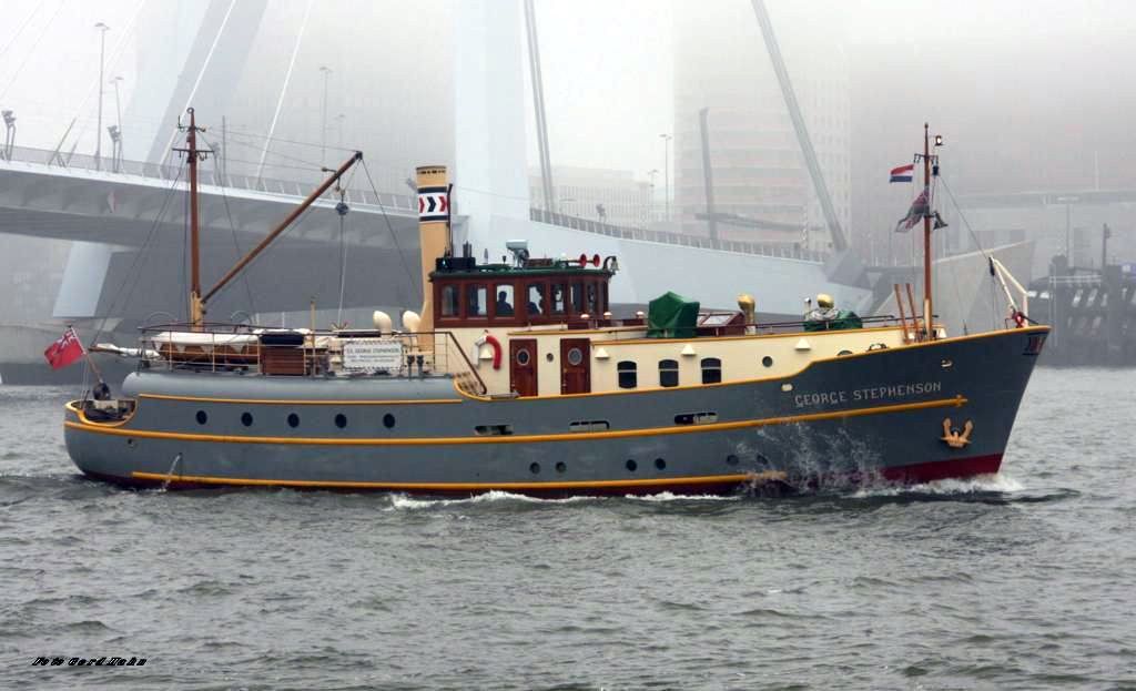 Ein Eigenbau eines Dampfschiffes, dem der Eigentümer den Namen  George Stephenson  gab, war am 26.10.2014 auf dem Waal in Rotterdam unterwegs.