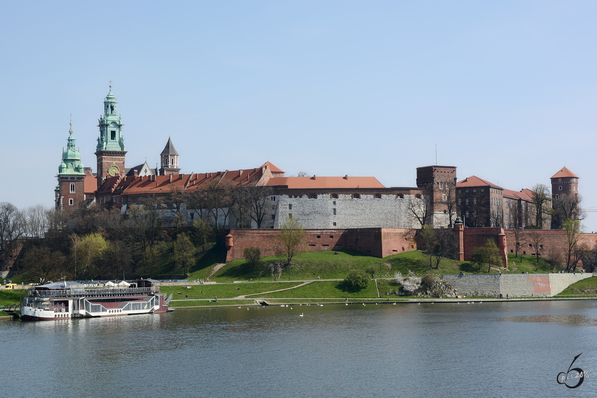 Ein einsames Ausflugsschiff vor der Wawel in Krakau (April 2014)