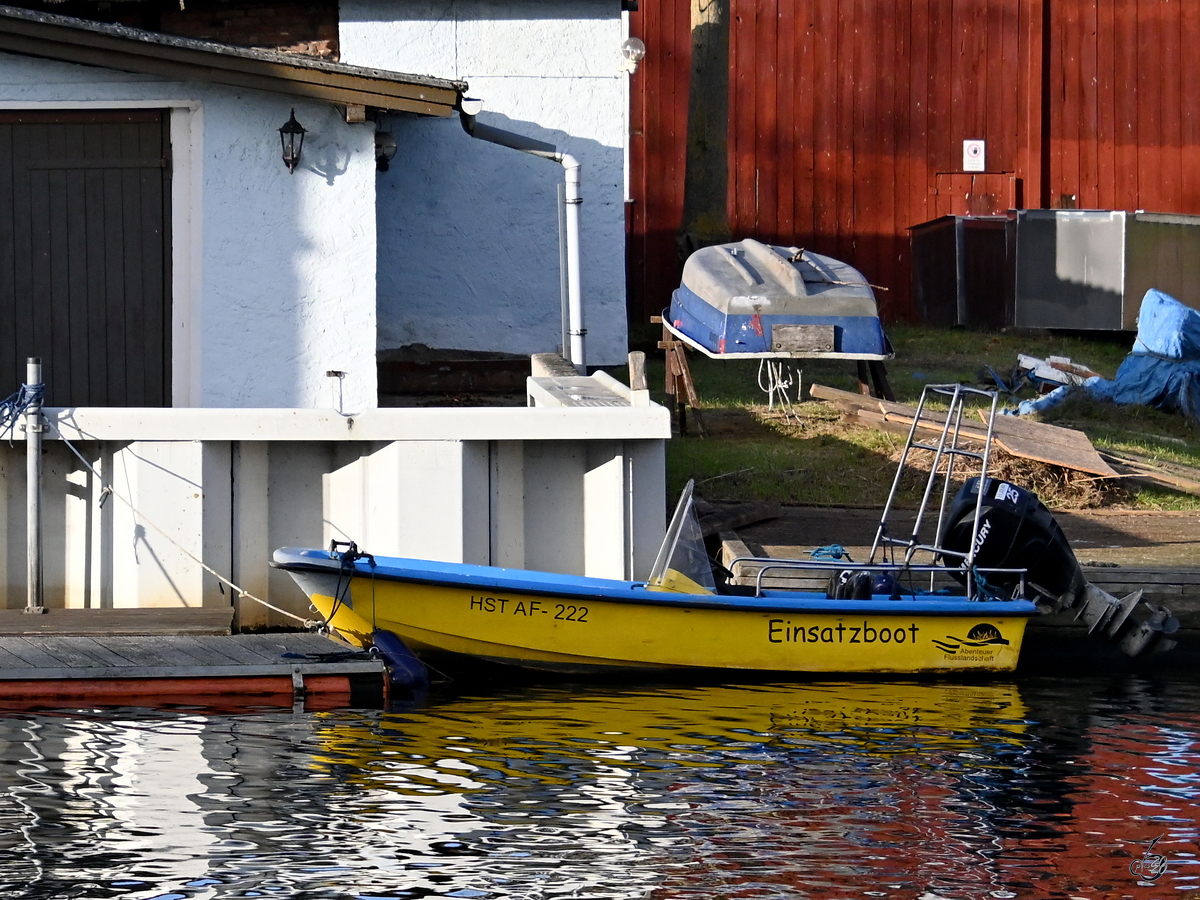 Ein Einsatzboot (HST AF-222) der Abenteuer Flusslandschaft in Anklam. (November 2020)