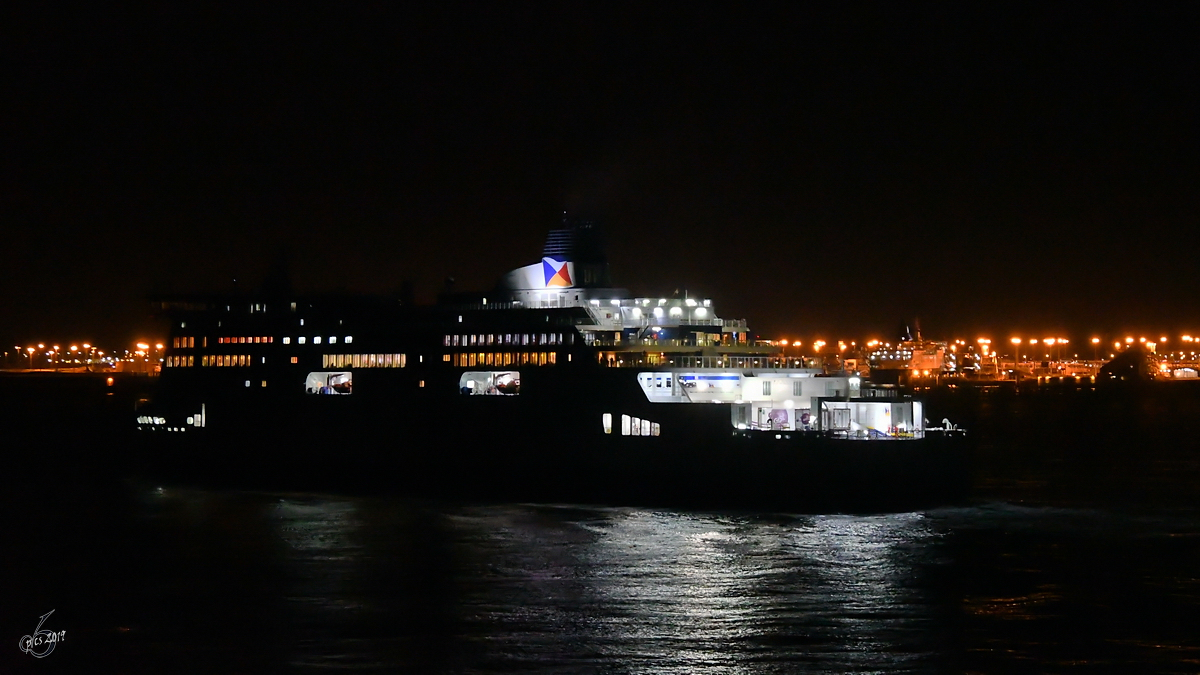 Ein Fährschiff von P&O Ferries Anfang Juli 2019 kurz vor der Ankunft im Hafen von Calais.