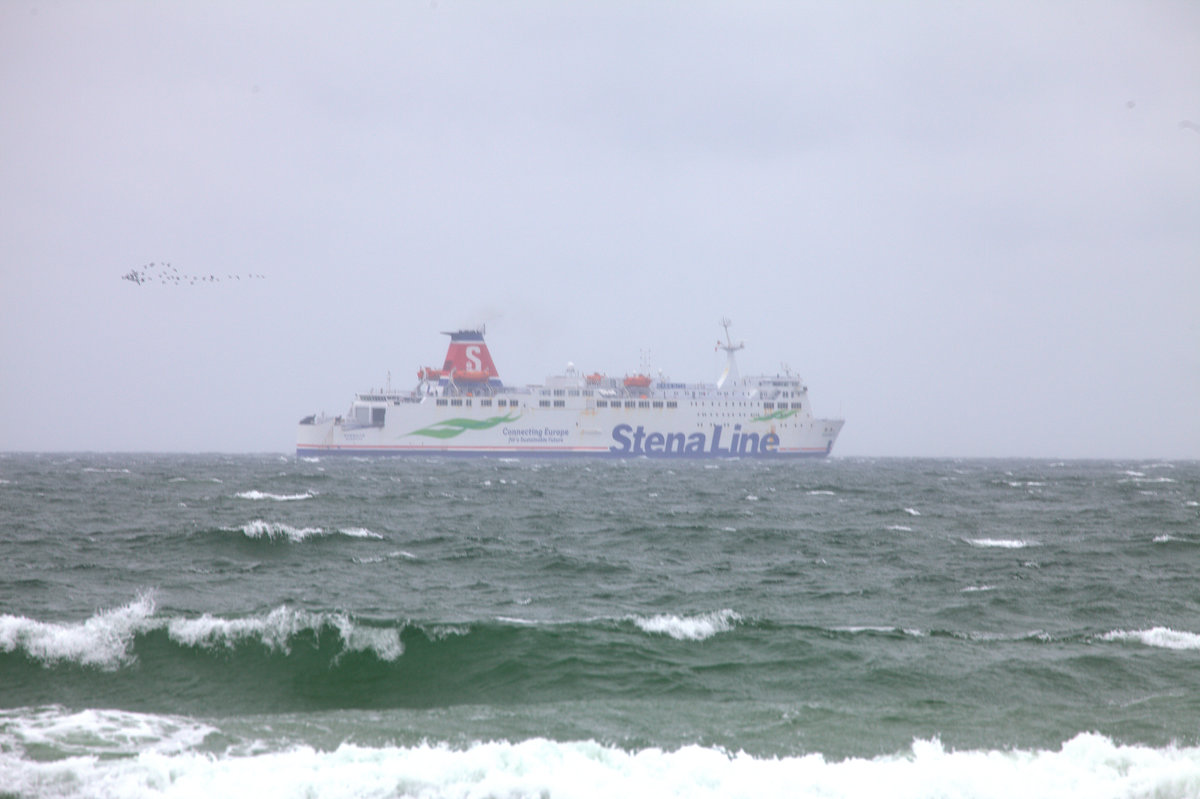 Ein Fährschiff der Stenaline läuft Heck voraus in den Hafen Sassnitz / Mukran ein.25.07.2017 11:42 Uhr. Starkregen, Windböen.