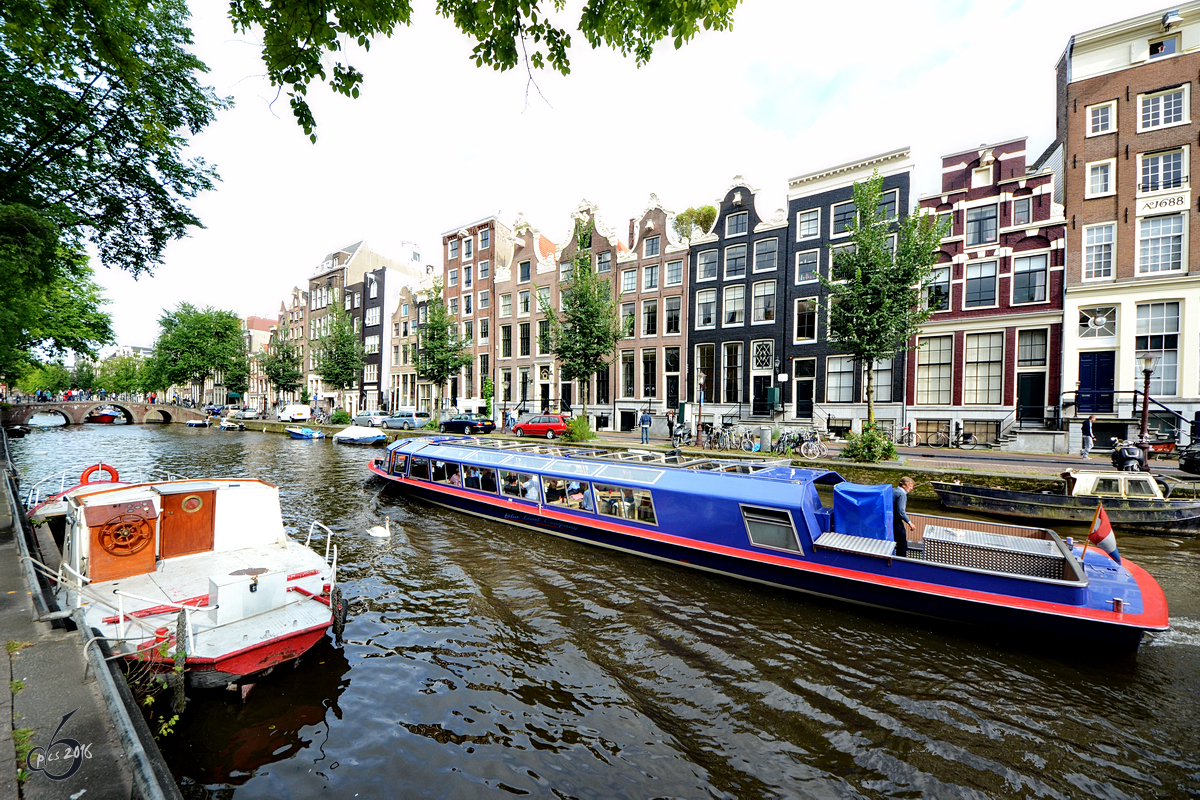 Ein Fahrgastschiff am Oudezijds Voorburgwal in Amsterdam (September 2013)