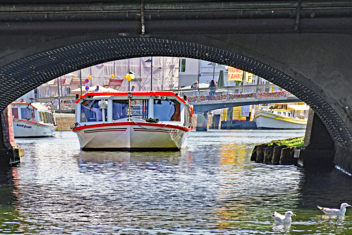 Ein Fahrgastschiff der Reederei Quandt fährt bei der Holstenbrücke Lübeck von der Obertrave in die Untertrave. Aufnahme vom 15.05.2022