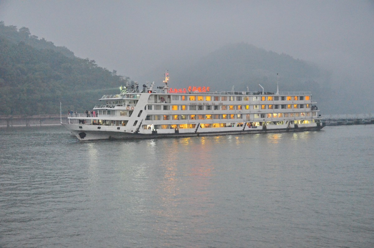 Ein Flusskreuzfahrtschiff auf dem Yangzi am 24.10.2014 Richtung drei Schluchten Staudamm.