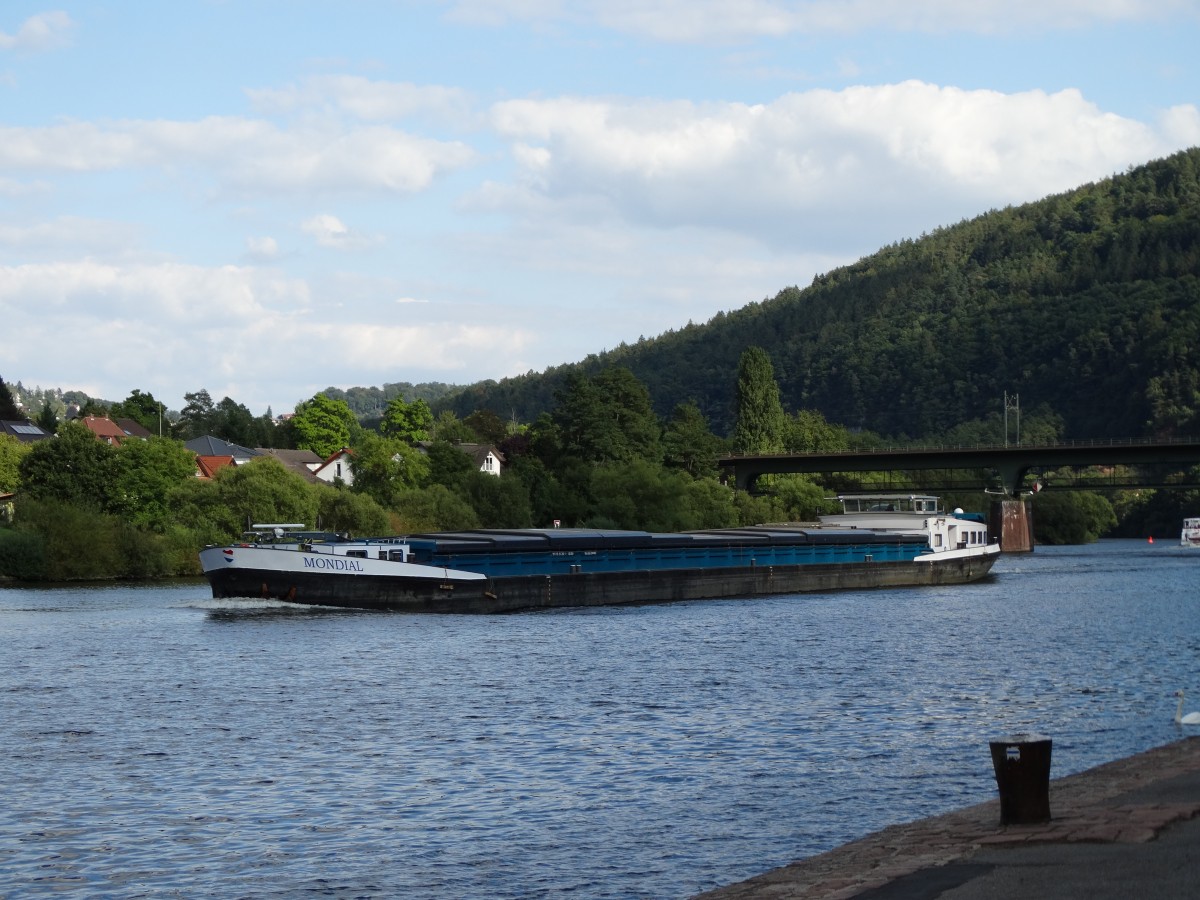 Ein Fracht Binnenschiff am 10.09.15 in Neckargemünd mit dem Namen Mondial