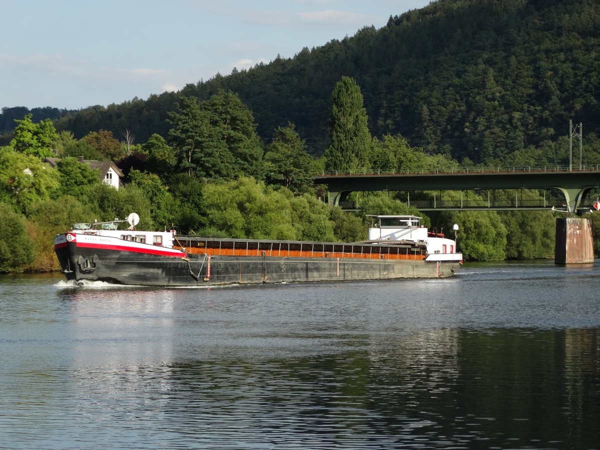Ein Fracht Binnenschiff am 10.09.15 in Neckargemünd mit dem Namen Santa Maria