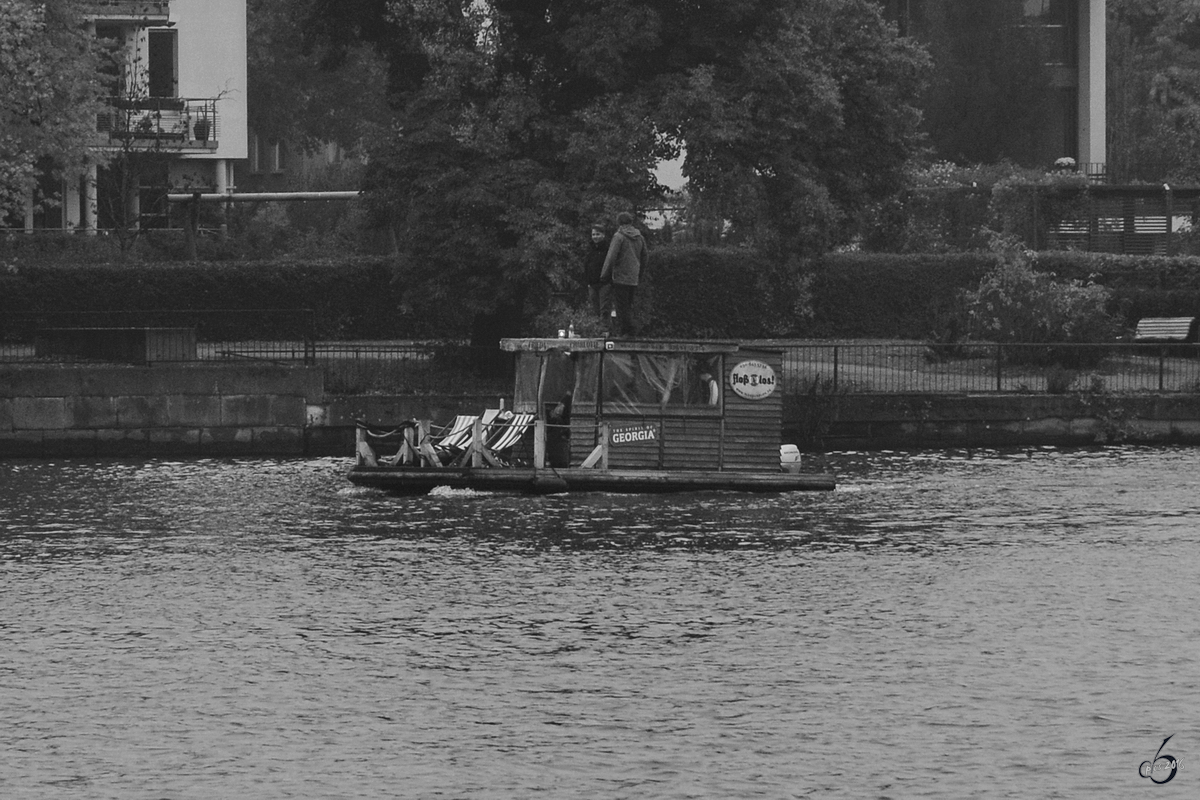 Ein Freizeit-Floß auf der Spree in Berlin Alt-Treptow. (Oktober 2013)