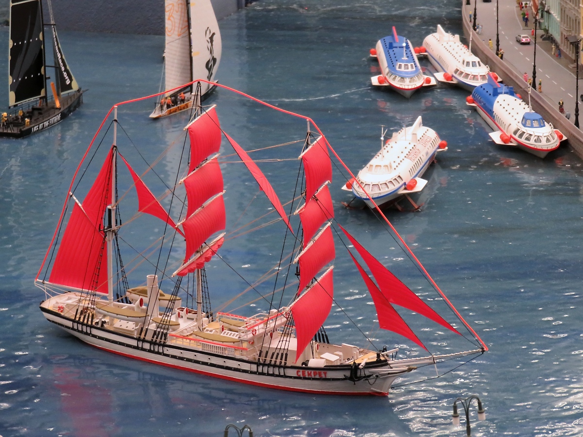 Ein großes Segelschiff auf der kleinen Newa der Modellbahn  Grand Maket Rossia , St. Petersburg, 15.10.2017 