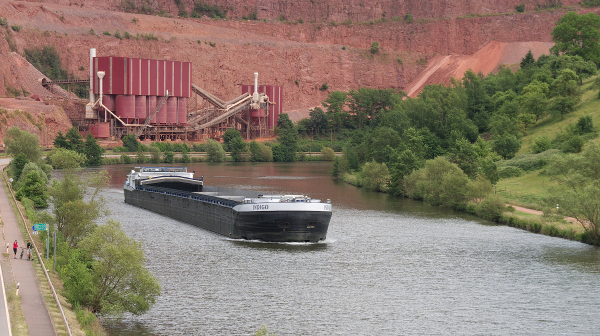 Ein Hauch von Mars.....Am 15.06.2014 waren wir mal wieder im unteren Saartal unterwegs. Die DÜRO Hartsteinwerke bei Taben bieten immer eine tolle Kulisse. Das Frachtschiff MS INDIGO ist Saar abwärts unterwegs. In wenigen Kilometern wird das Schiff die Schleuse in Serrig erreichen, dort geht es tief bergab!!! Die Staustufe Serrig ist Deutschlands größte Flussstaustufe an einem natürlichen Flusslauf. Die Staustufe Serrig wurde in den Jahren 1981 bis 1986 erbaut und erreicht eine Hubhöhe von 14,5 m. Die Indigo wurde 2005 gebaut, ist 110 Meter lang und 11,45 Meter breit.
Als Antrieb dient ein Caterpillar 1699 pk. 