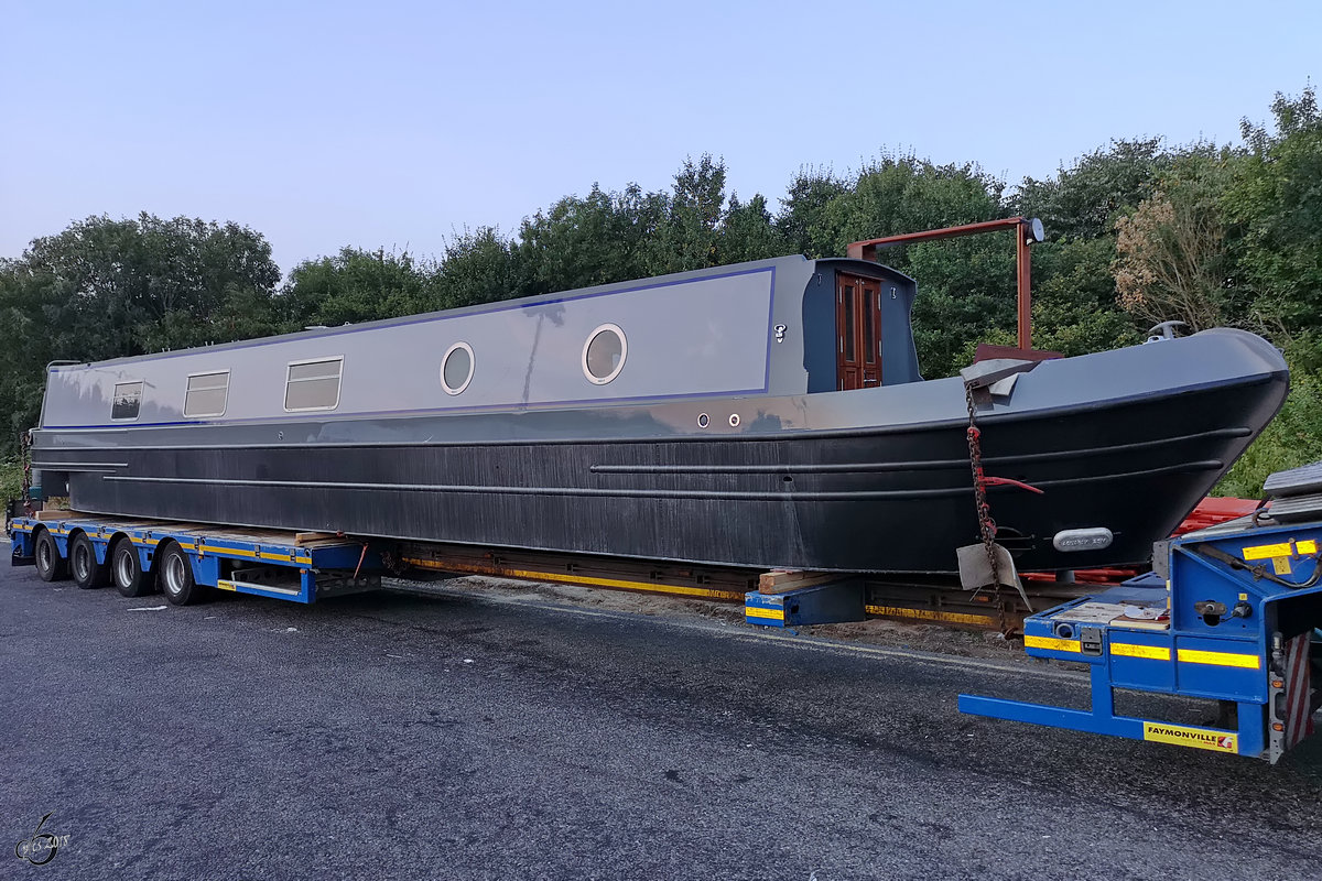 Ein Hausboot(?) Aqualine Aquafax 25m auf einem polnischen Tieflader. (Autobahnrastplatz bei Burghfield, Juli 2018)