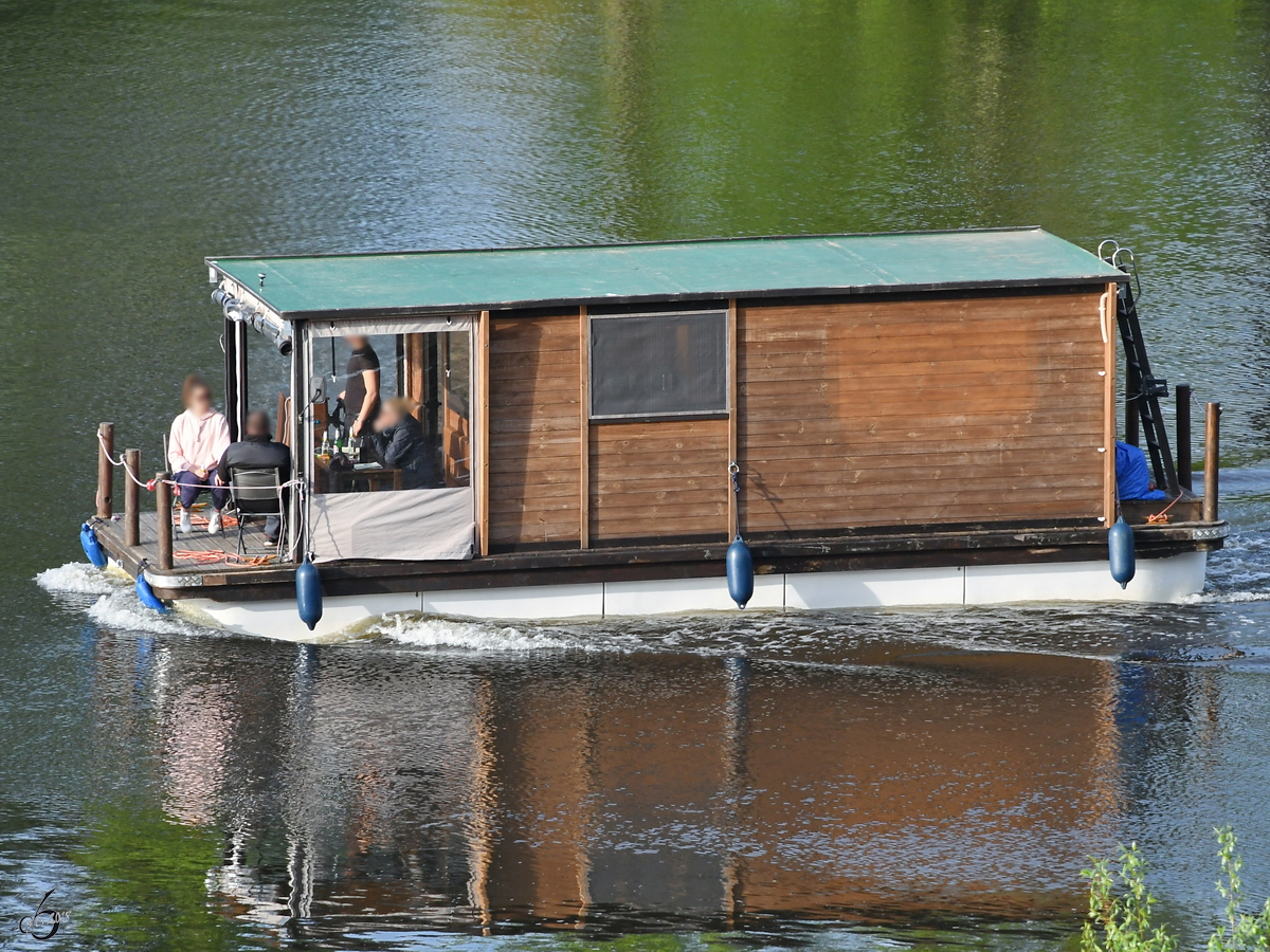 Ein Hausfloss durchfährt Ende April 2018 den Teltowkanal am Stadtrand von Berlin.