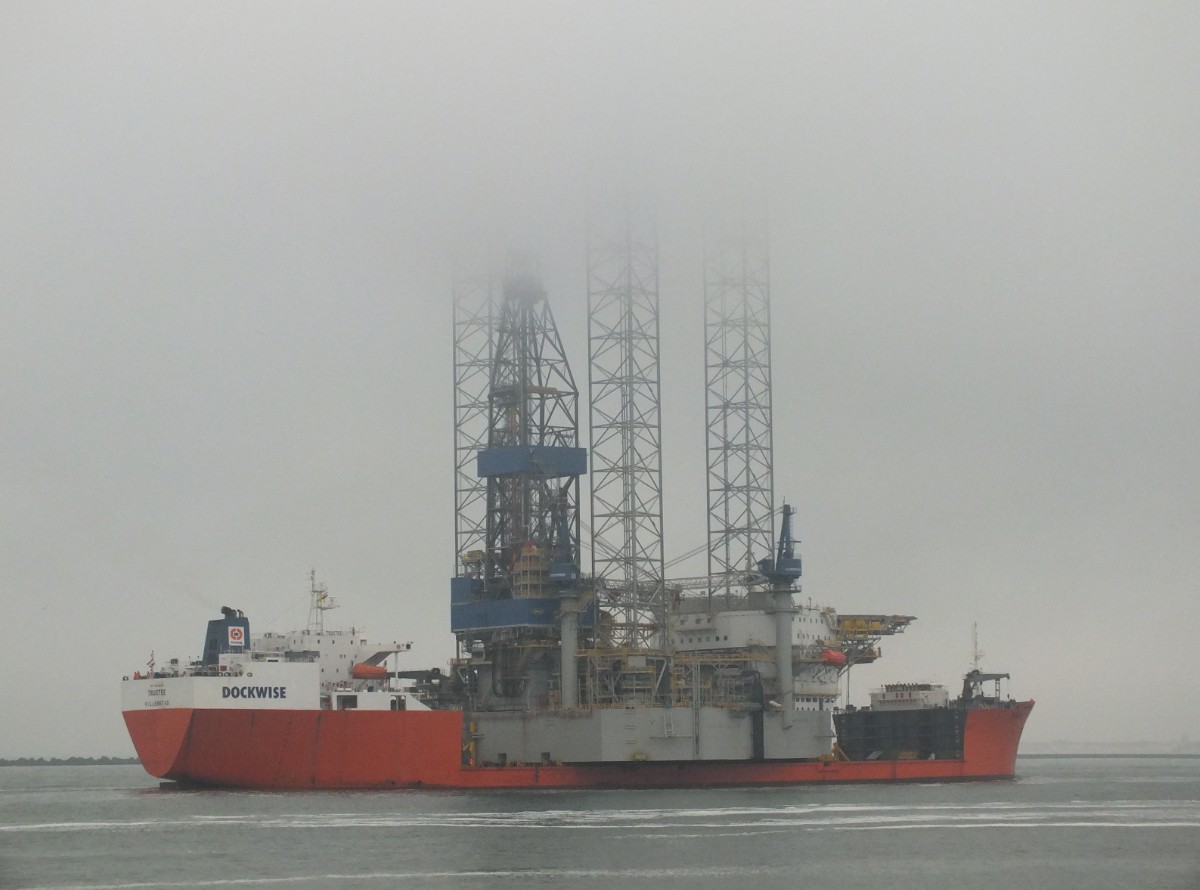 Ein hohe Ladung hat der Halbtaucher  Trustee  (IMO 8902955) am 27.05.2014, als er bzw. sie in den Hafen von Rotterdam einläuft. Bei diesem regelrechten  Wolkenkratzer  handelt es sich um die Jack-Up-Plattform  Noble Sam Turner  (IMO 9623312).