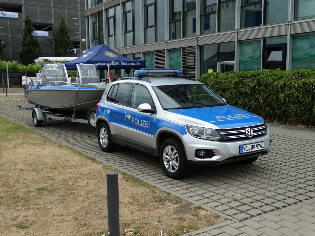 Ein kleine Boot der Polizei verladen auf einen Anhänger am 28.06.14 in Frankfurt