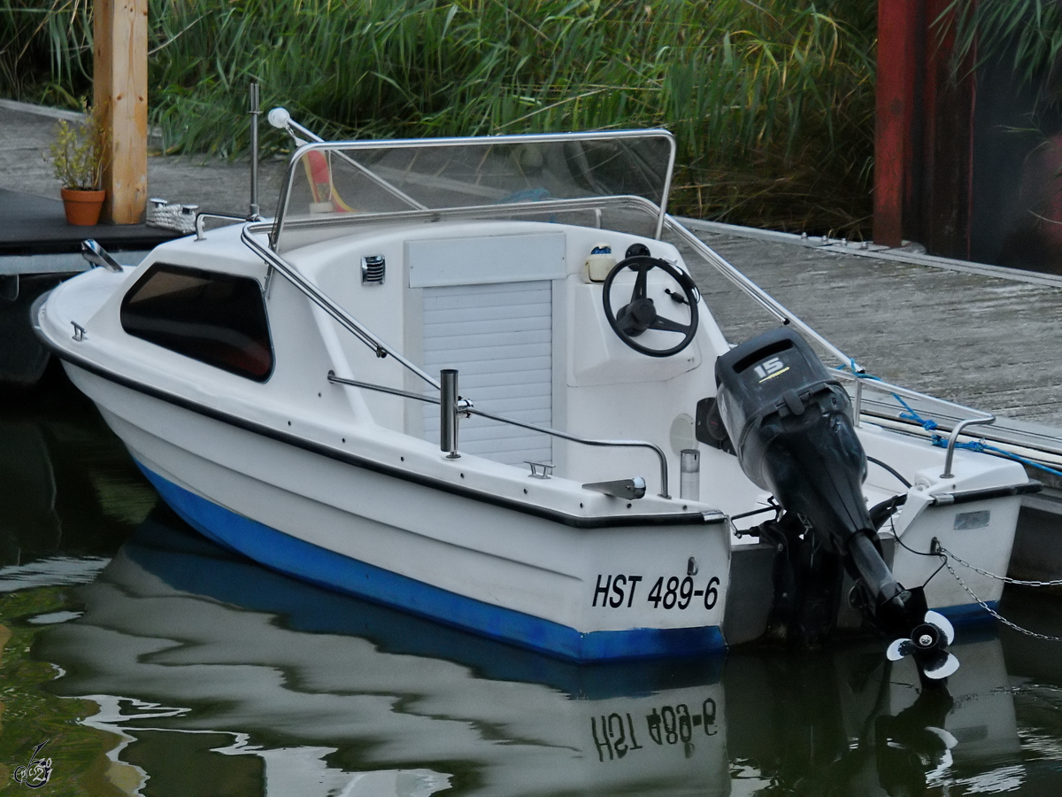 Ein kleinen (Miet-)Motorboot wartet auf den nächsten Einsatz. (Wolgast, August 2021)