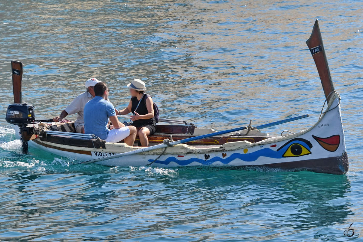 Ein kleines Ausflugsboot im Hafen von Valletta. (Oktober 2017)