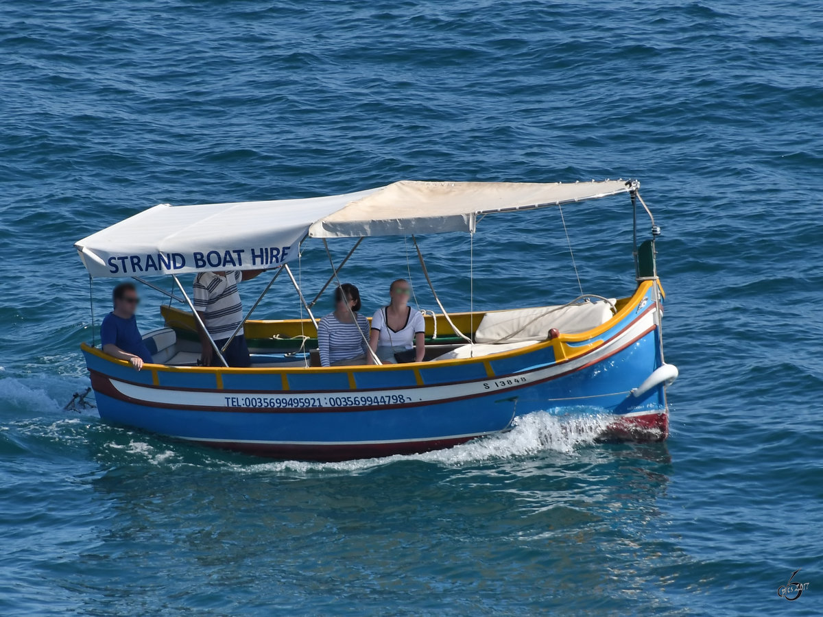 Ein kleines Ausflugsboot im Oktober 2017 im Hafen von Valletta.