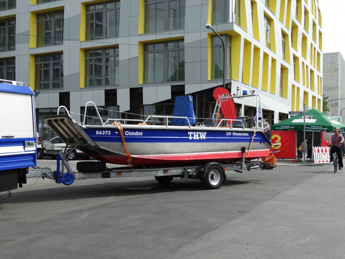 Ein kleines Boot des THW am 28.06.14 in Frankfurt am Main 