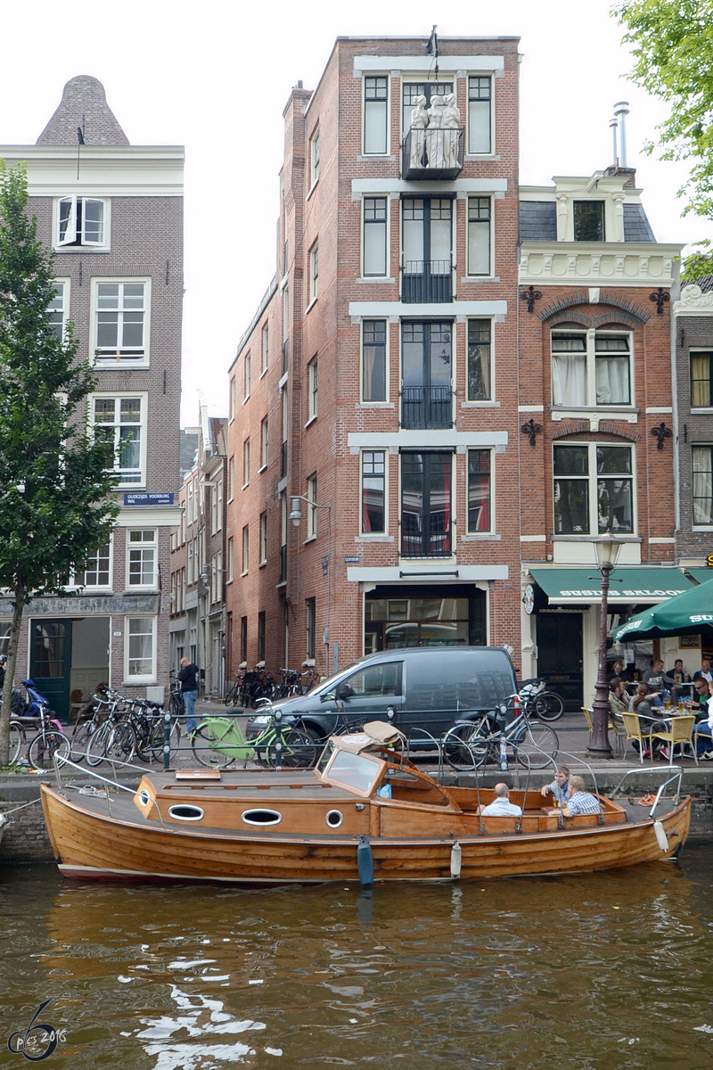 Ein kleines Kajütboot am Oudezijds Voorburgwal in Amsterdam (September 2013)