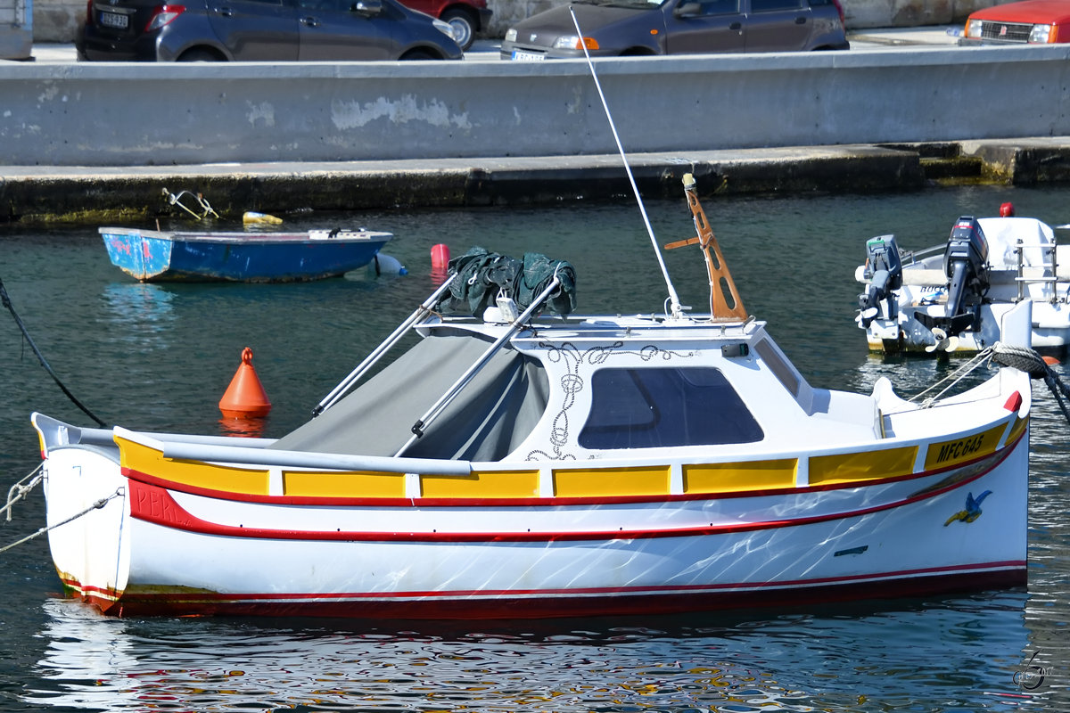 Ein kleines Kajütboot im Hafen von Valletta. (Oktober 2017)