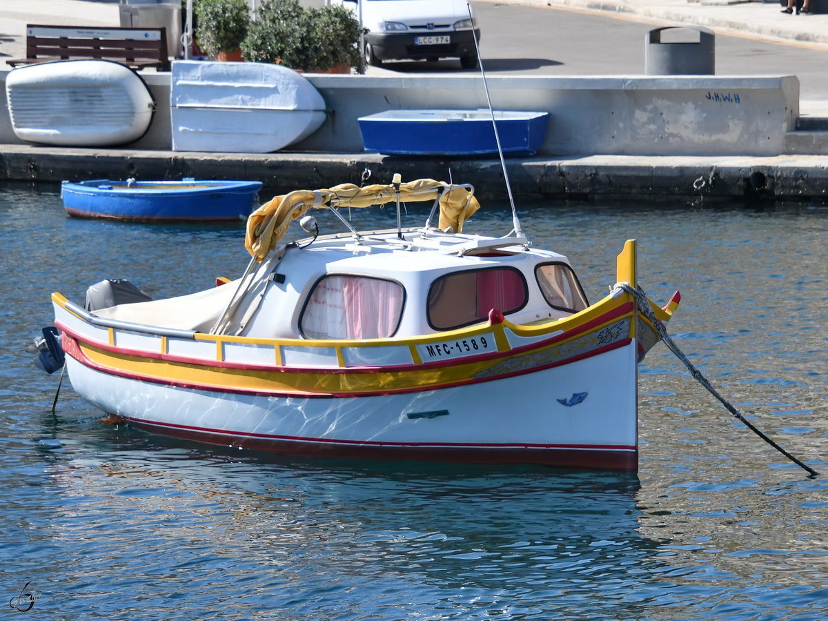 Ein kleines Kajütboot im Hafen von Valletta. (Oktober 2017)