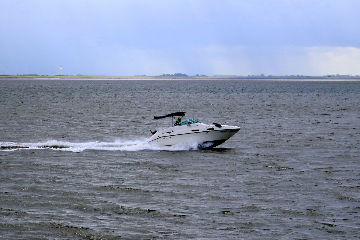 Ein kleines Motorboot konnte vor dem Südstrand der Nordseeinsel Norderney beobachtet werden. [28.7.2017 - 11:27 Uhr]