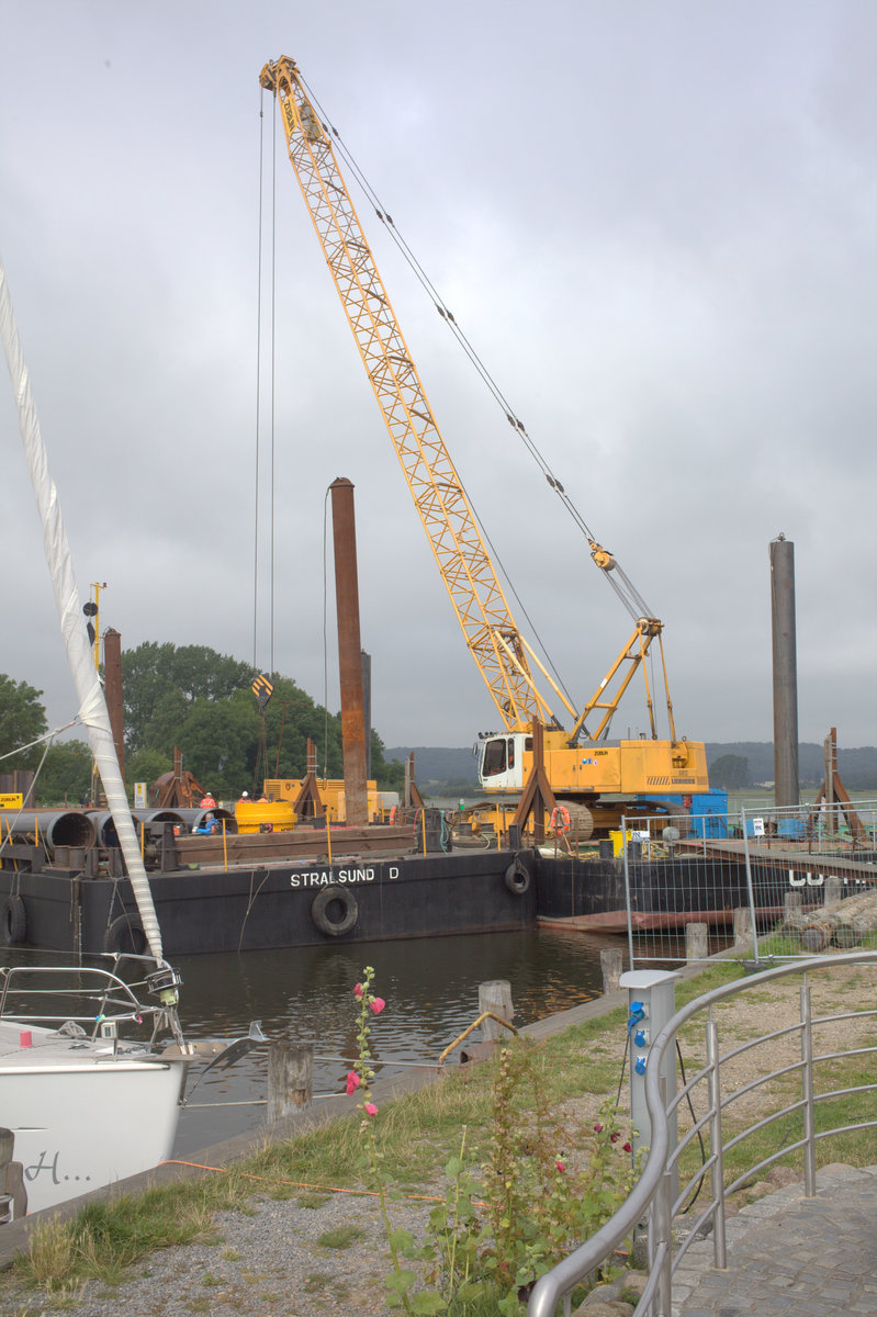 Ein Kran bei Arbeiten für die neue Brücke in Seedorf (Rügen)12.08.2016 11:19 Uhr.