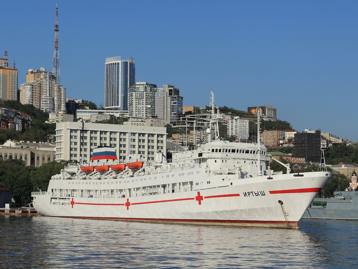 Ein Lazarettschiff der russischen Marine liegt am 23. September 2017 in Wladiwostok.