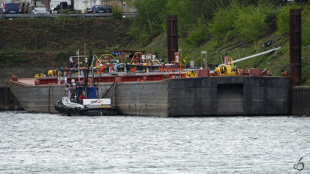 Ein Leichter (HGK265) wird gerade be- oder entladen. Im Bild ebenfalls zu sehen das Arbeitsboot BSR 4906 PROGRESS I (ENI: 02104619). (Duisburg, Mai 2021)