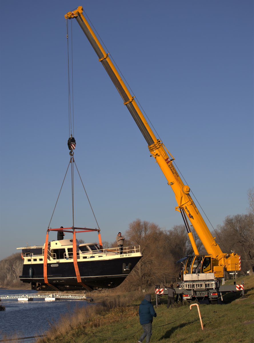 Ein  Luftschiff  bei Coswig  Kötitz, kurzer Stopp der Radtour ein  schwebendes Schiff   ist nicht alltäglich. EXIF Daten falsch, 19.12.2020 gegen 10:00 Uhr.