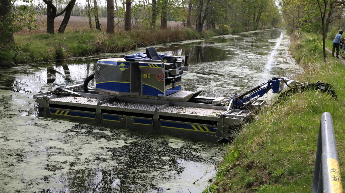 Ein Minischwimbagger auf dem Grödel Elsterwerdaer Floßgraben.29.04.2022  11:56 Uhr.