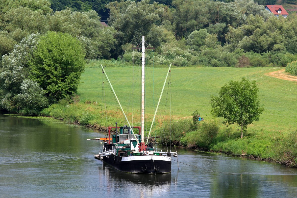 Ein mir unbekanntes Schiff auf dem Main am 28.07.2013. Übermalt ist der ehemalige Name W Pb 62. Ich glaube das Schiff liegt dort Dauerhaft , an der Schleuse Harrbach.