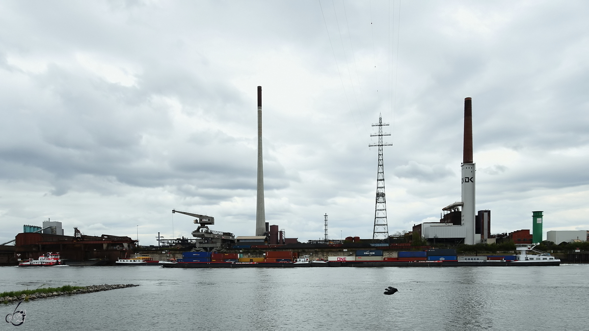 Ein mit Containern beladener Koppelverband bestehend aus MÜRREN (ENI: 04028550) und GRINDELWALD (ENI: 07001045) fährt rheinabwärts. (Duisburg, April 2021)