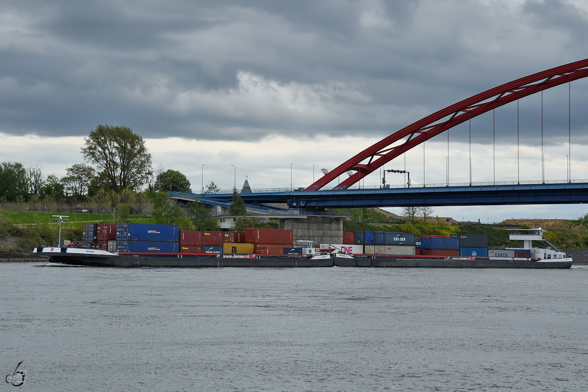 Ein mit Containern beladener Koppelverband bestehend aus MÜRREN (ENI: 04028550) und GRINDELWALD (ENI: 07001045) fährt rheinabwärts. (Duisburg, April 2021)