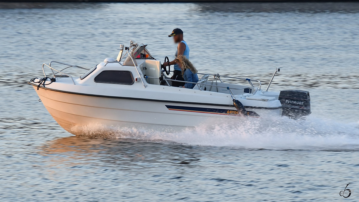 Ein Motorboot Anfang Juni 2018 in Aalborg.