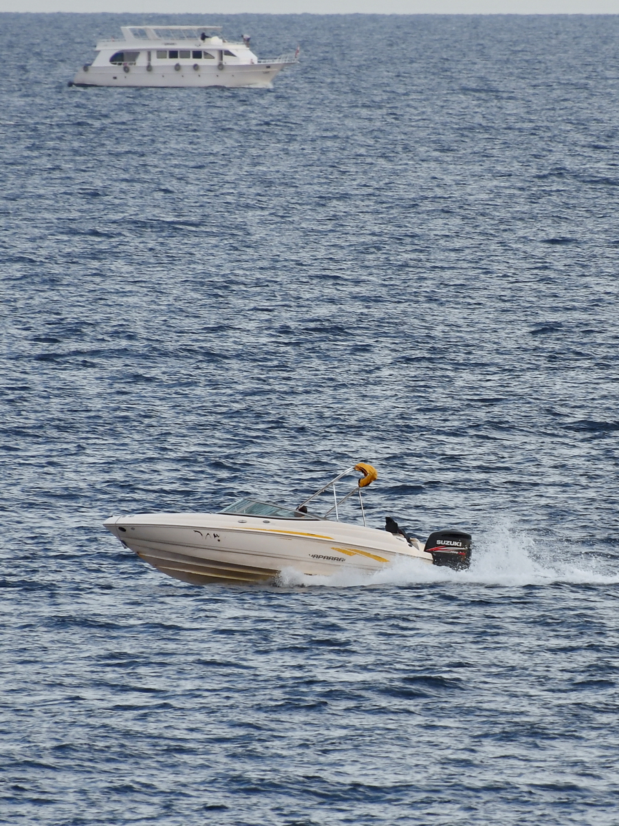 Ein Motorboot auf dem Roten Meer. (Scharm El-Scheich, Dezember 2018) 