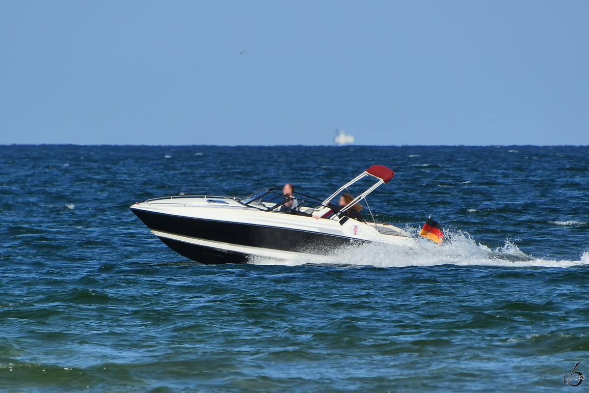 Ein Motorboot ist auf der Ostsee unterwegs. (Travemünde, Mai 2023)