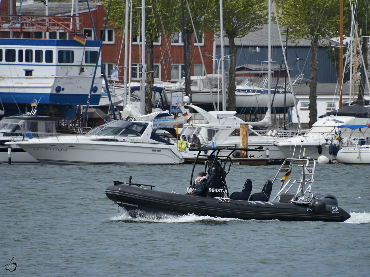 Ein Motorboot befährt die Trave. (Travemünde, Mai 2023)