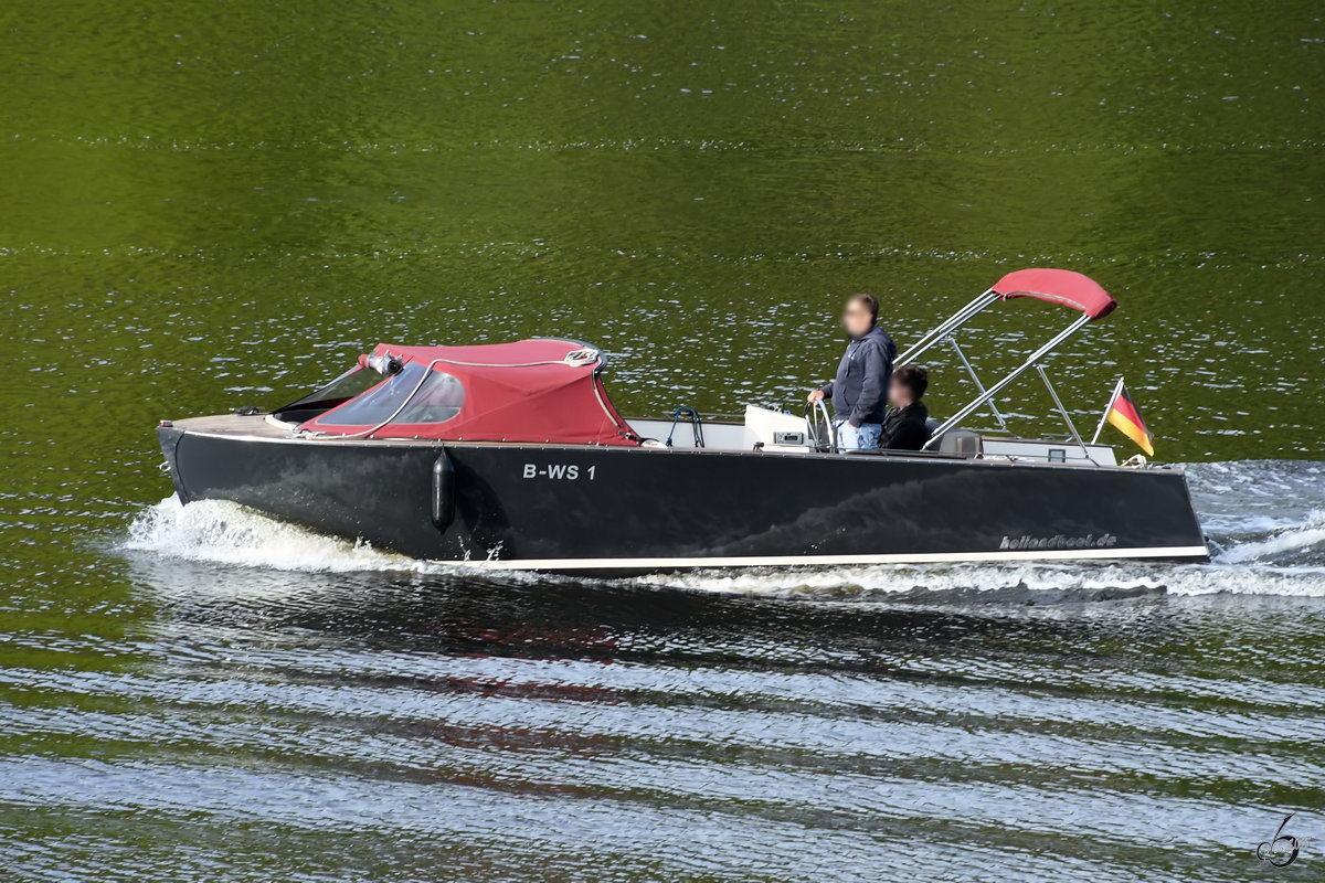 Ein Motorboot Ende April 2018 am Stadtrand von Berlin.