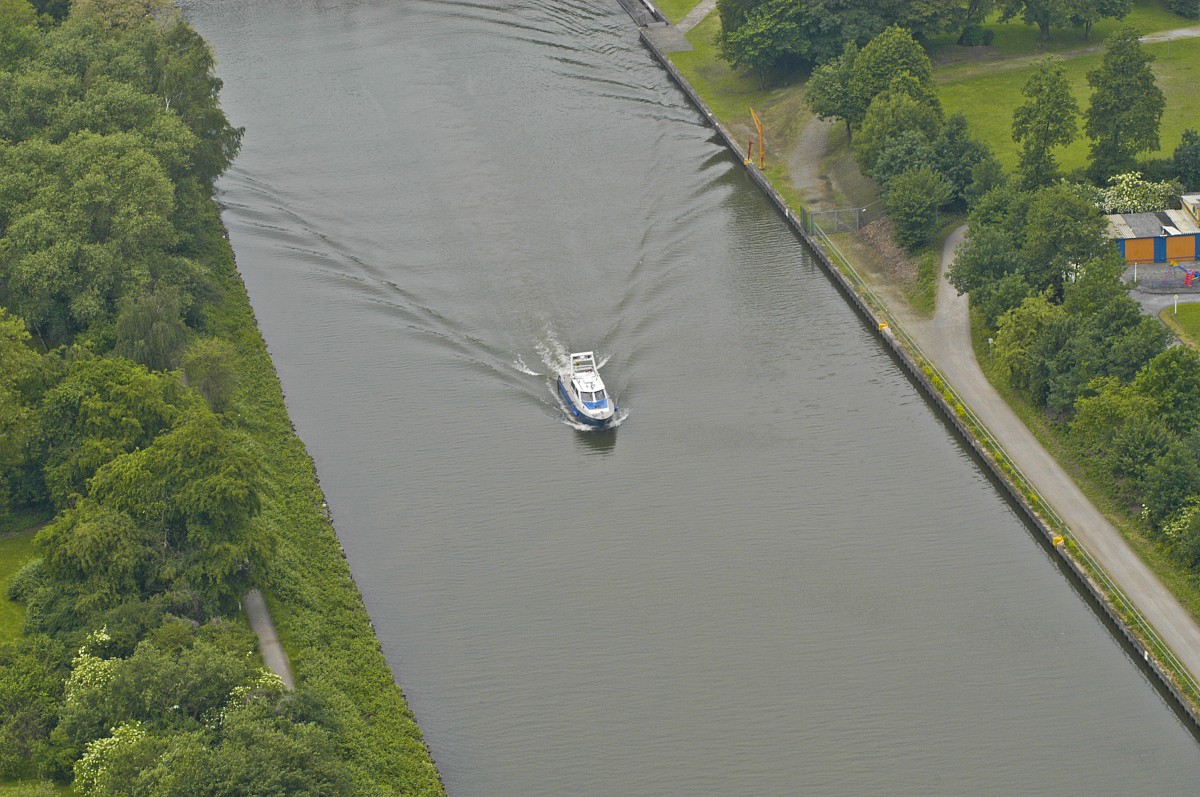 Ein Motorboot fährt auf Rhein-Herne Kanal - vom Gasometer in Oberhausen aus gesehen. Aufnahme: 18. Mai 2007.