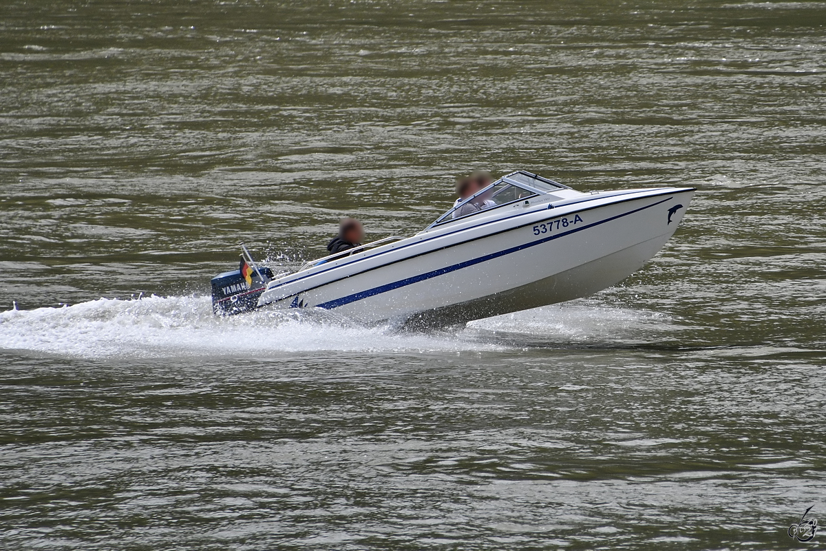 Ein Motorboot  fliegt  über das Wasser, so gesehen Anfang August 2021 auf dem Rhein bei Remagen.