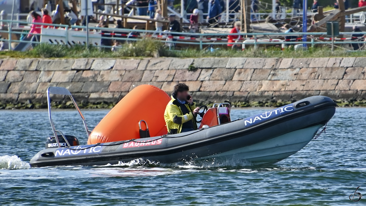 Ein Motorboot macht sich auf den Weg in die Ostsee, so gesehen im Mai 2023 in Travemünde.