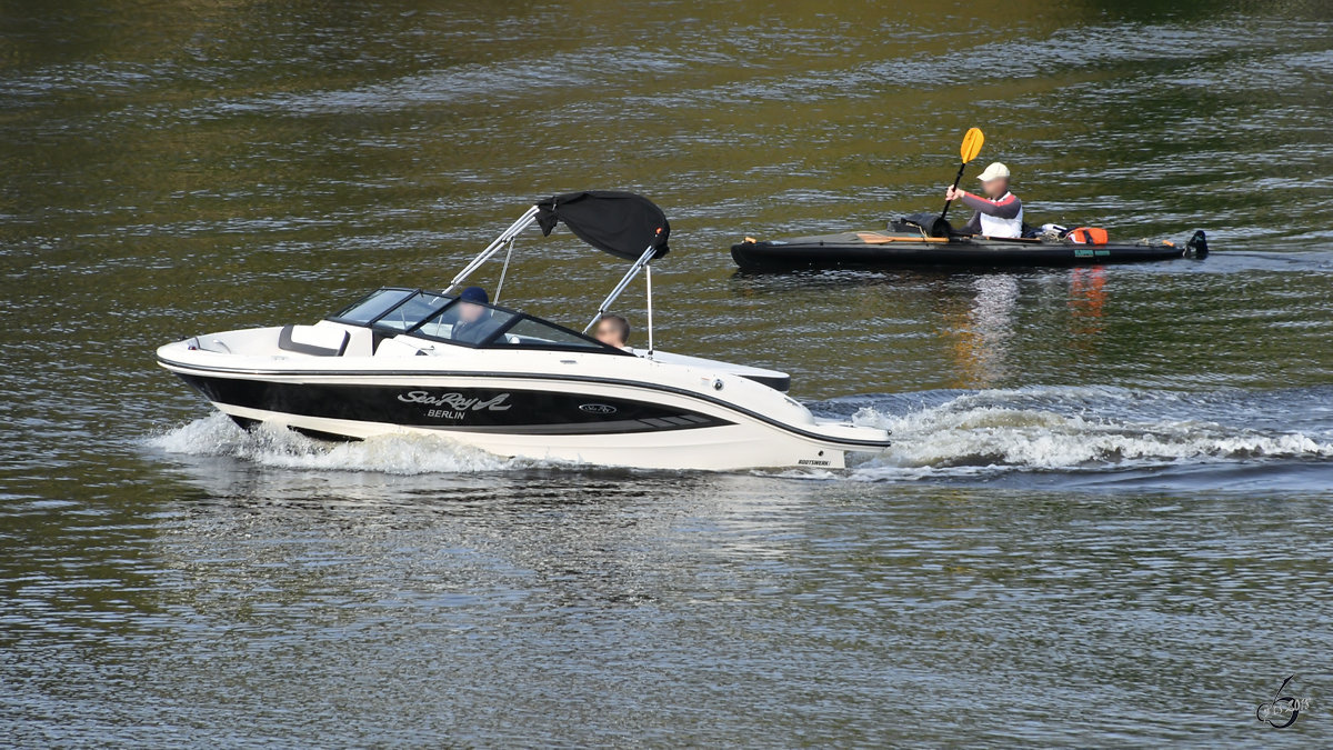 Ein Motorboot von SeaRay auf dem Teltowkanal. (Berlin, April 2018)