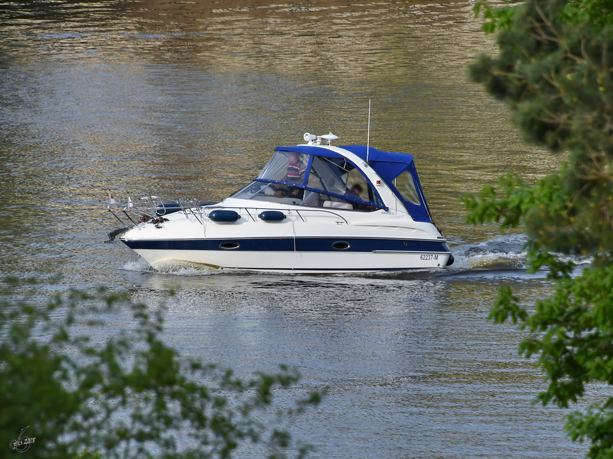 Ein Motorboot vom Typ Bavaria 25 Sport auf dem Teltowkanal. (Berlin, April 2018)