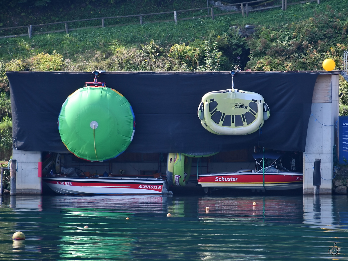 Ein Motorbootschuppen Ende August 2019 am Millstätter See.