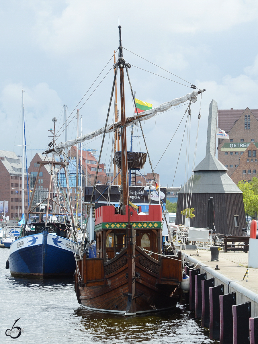 Ein Nachbau einer alten Hansekogge, getauft auf den Namen Arka (Rostock, August 2013)