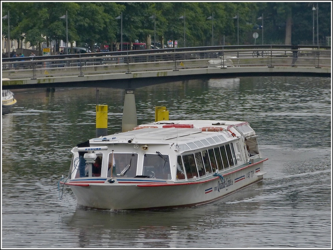 Ein Namenloses Ausflugschiff der  QUANDT-LINIE  fhrt in Lbeck Hafenrundfahrten durch. 20.09.2013