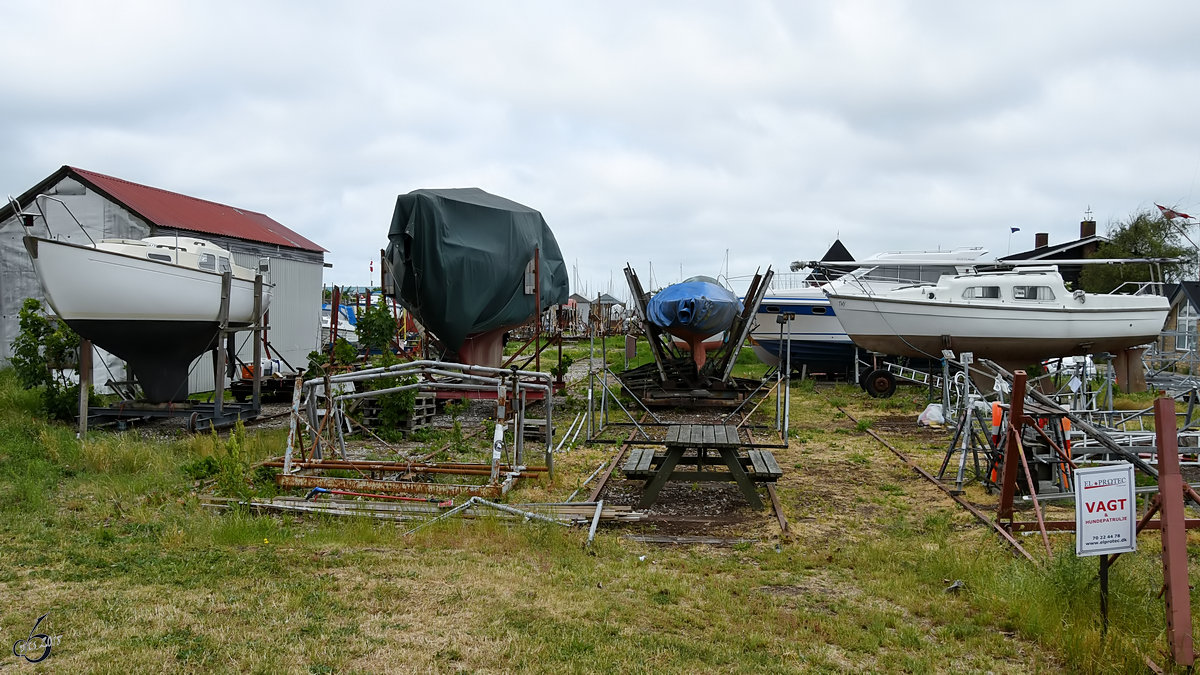 Ein paar Boote an Land auf Schienen in Aalborg. (Juni 2018)