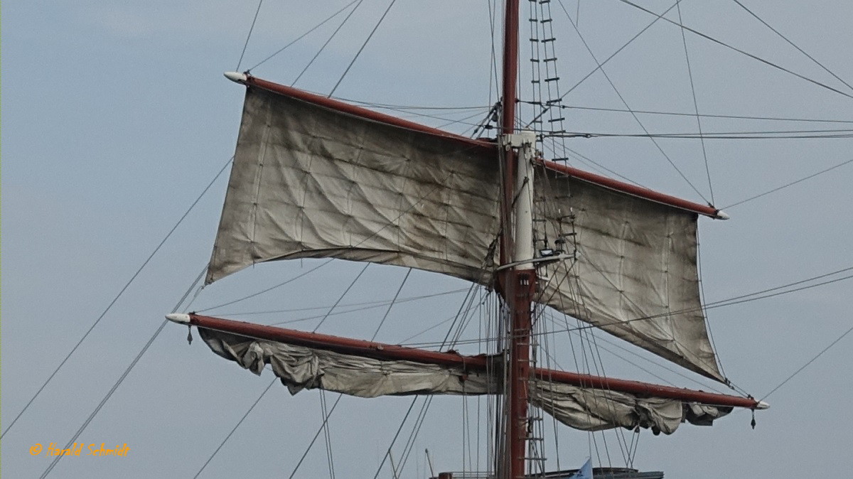 ein Rahsegel der LOTH LORIEN  (IMO 5254151) am 13.10.2019, Hamburg, Überseebrücke /

Barkentine, 3-Mast- Gaffeltopschoner / L 48,0m, B 6,0m, Tg. 3,2m / Segelfläche 500 m² / 320 PS / 1907 bei Knallern & Karstens,  Bergen, Norwegen als Herings-Logger. 1989 bis 1992 Umbau zum Zweimast-Logger / im Winter 2001/2002 Umbau zum 3-Mast- Gaffeltopschoner. / Heimathafen: Amsterdam 
