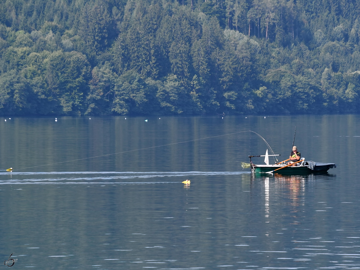 Ein relaxter Angler auf seinem Boot. (Millstatt, August 2019)